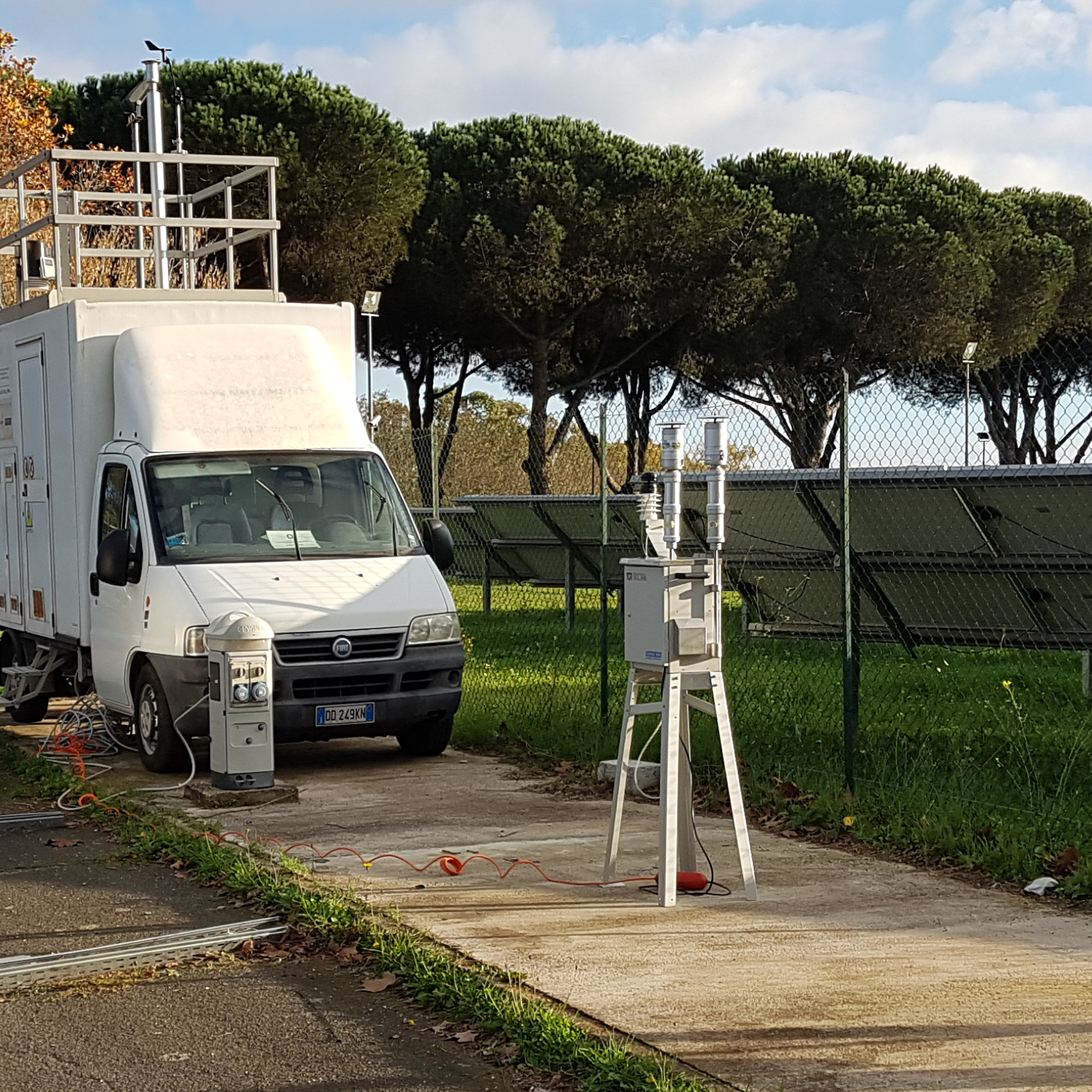 ECHO PM — pobornik pyłu atmosferycznego zainstalowany w terenie na stojaku